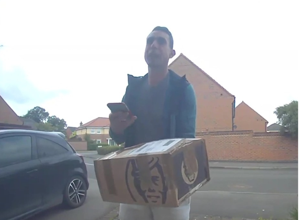 Xúc Phạm Liverpool, Coote Giao Hàng Kiếm Sống