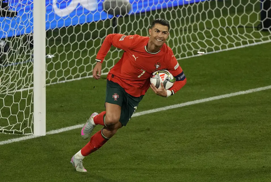 Ronaldo Khát Máu Vì Đội Tuyển: “Gãy Chân Cũng Chơi” Để Vào Sân Và Nâng Cúp!