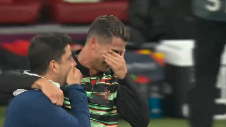 CR7 Ghi Bàn, Rời Sân Vì Chấn Thương, Và Khóc Trong Hạnh Phúc