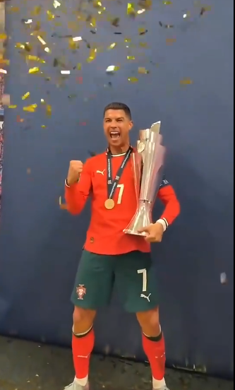 Ronaldo Cầm Cúp Nations League – Vỡ Oà Cảm Xúc!