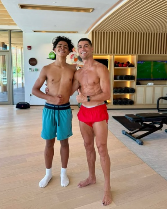 CR7 Shirtless: Con Gặp Bố – Mini Ro Cao Hơn Cả Cầu Thủ