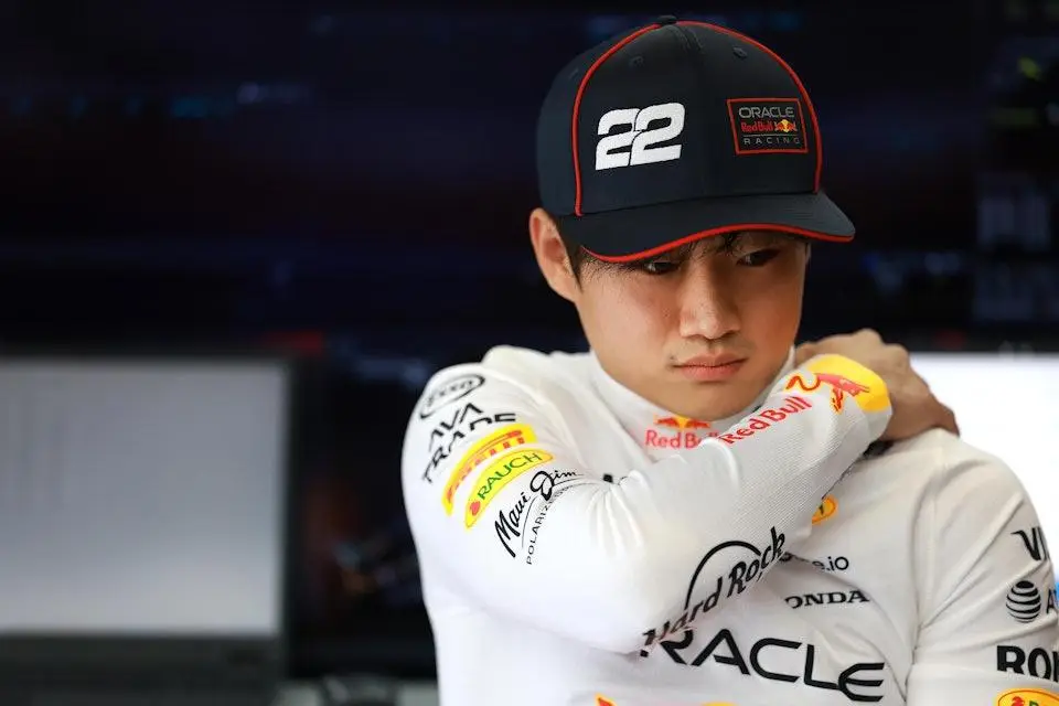 Yuki Tsunoda Khủng Hoảng: Marko Cảnh Báo, Verstappen Bảo Vệ