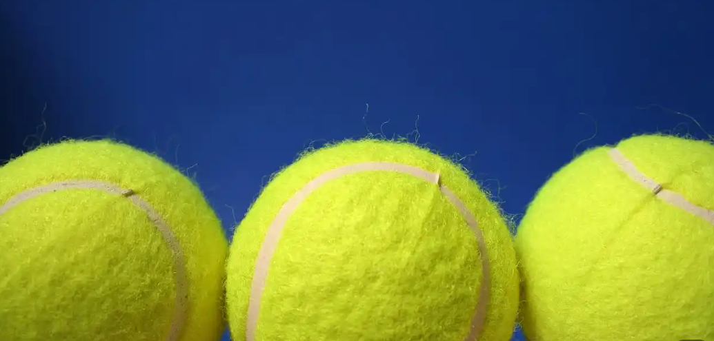 Tại sao bóng tennis lại mềm mại trong khi các loại bóng khác lại nhẵn?