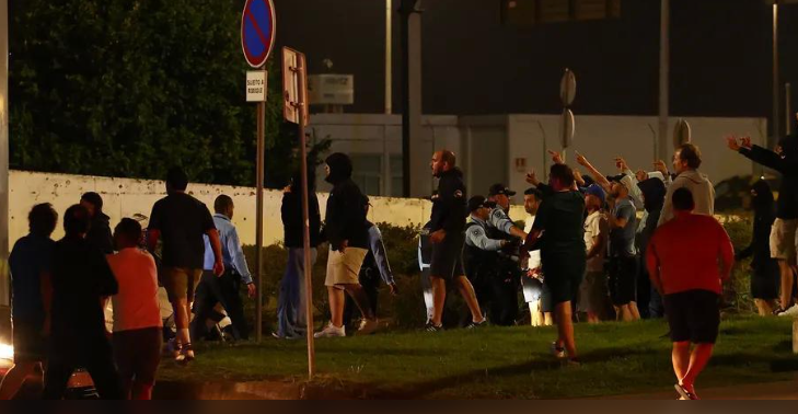 Người hâm mộ Porto tụ tập phản đối sau khi đội trở về Bồ Đào Nha