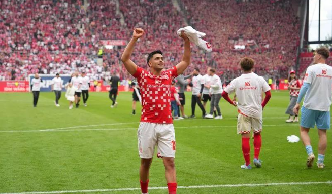 Manchester United nên ký hợp đồng với Amiri, anh ấy là một trong những tiền vệ xuất sắc nhất Bundes