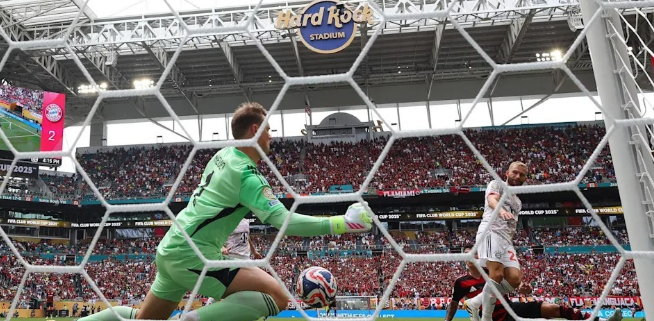 Neuer nói về pha cứu thua của mình: Đó là phản ứng theo bản năng