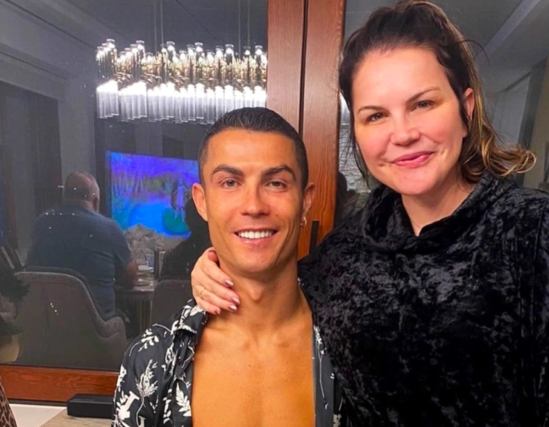Chị gái Ronaldo: 'Xã hội giờ toàn những kẻ cuồng tín'