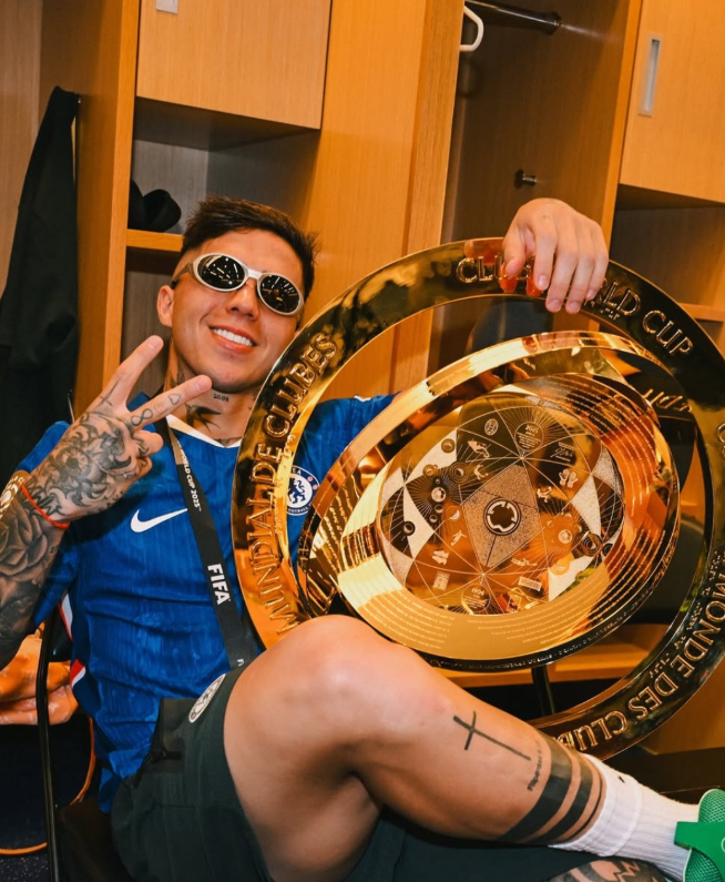 Người chiến thắng! Enzo đăng ảnh chụp cùng cúp vô địch Club World Cup: "Chelsea, nhà vô địch thế giớ