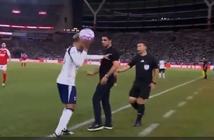 Trong trận đấu, Arteta đã chặn đường ném biên của Boro và một cuộc tranh cãi đã nổ ra giữa hai bên.