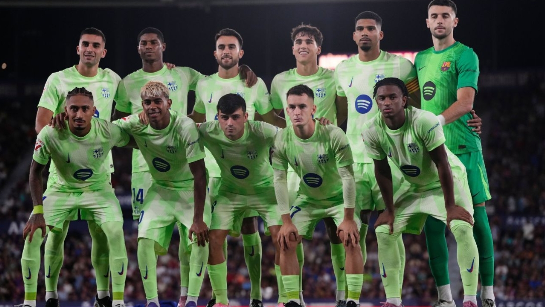 Barcelona gặp rắc rối màu sắc: Vì sao phải mặc áo mùa trước?