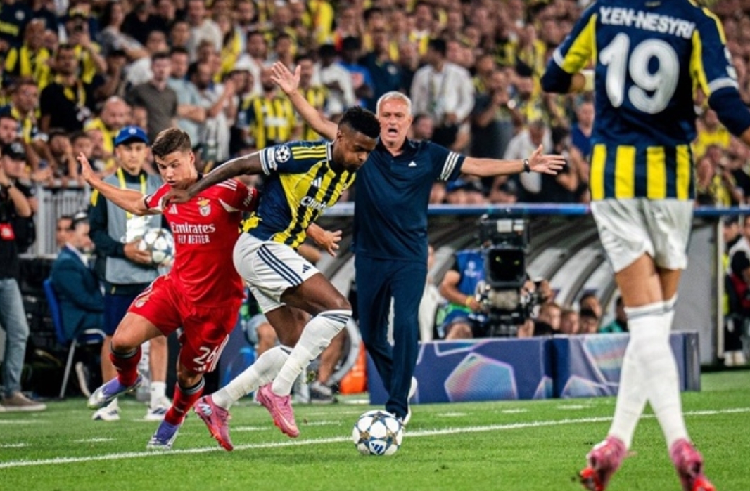 Mourinho lại thất bại: Fenerbahce dừng bước ở play-off Champions League, chỉ còn Europa League